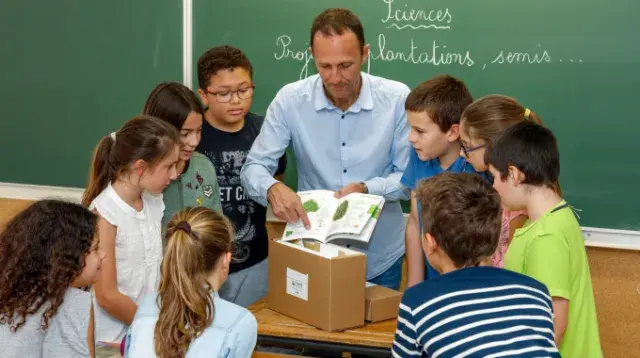 Enfants écoutant l'instructeur