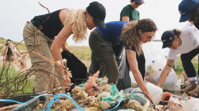 volontaire ramassant les déchets