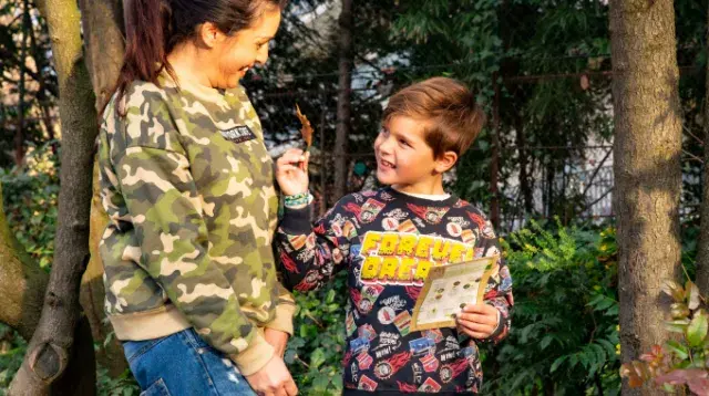 enfant et sa mère en forêt